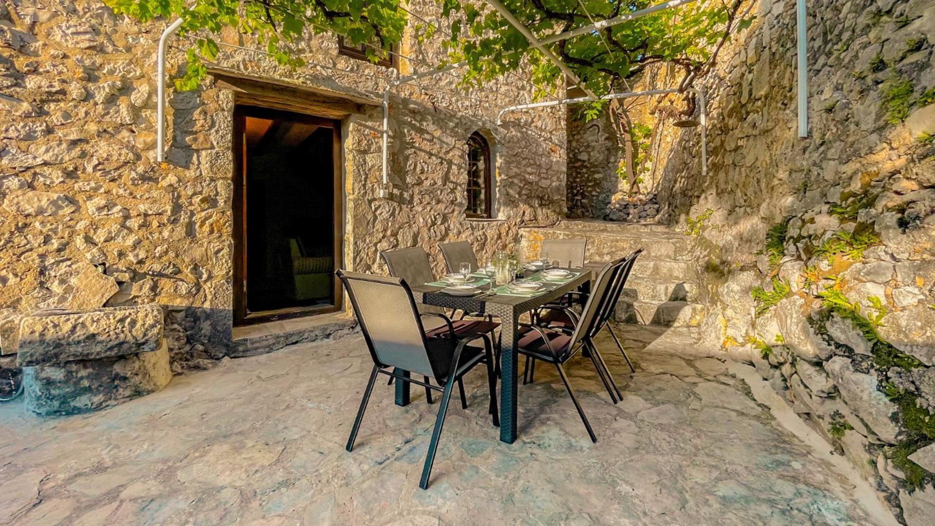 Historic With Pool And Incredible Views On The River And Landmarks